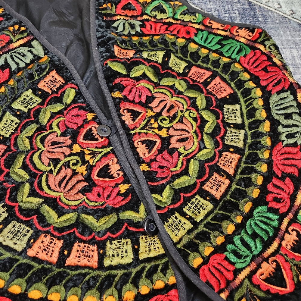 Chicos Vintage 90s embroidered Vest - Picture 3 of 5